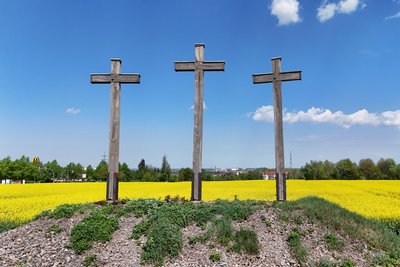 Kurz vor Freiberg erinnern drei große Kreuze an drei Ratsherrn, die im Mittelalter Freiberg retten wollten.