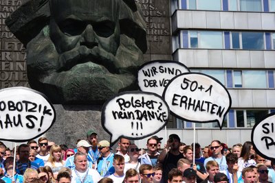 Mehrere hundert CFC-Fans haben sich am Sonntagnachmittag vor dem Karl-Marx-Monument versammelt. Insgesamt kamen laut Polizei etwa 1200 Fans zusammen.