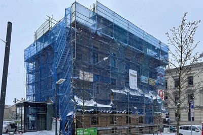 Drei Arztpraxen, AOK Plus und eine Hebamme arbeiten im Haus Solbrigplatz 6. Außengelände und Fassade kommen noch dran.