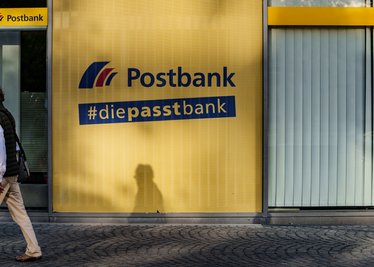 Beschäftigte der Postbank wollen mit Warnstreiks und Kundgebungen den Druck in den Tarifverhandlungen erhöhen. (Archivbild) 