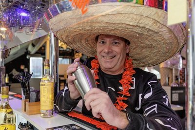 Kümmert sich schon mal um den nötigen Getränkevorrat für die große Silvesterfete: Party-Urgestein Till Schwabe.