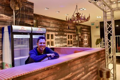 Dort, wo früher Unterwäsche verkauft wurde, steht jetzt eine Bar - Henrik Bonesky in seinem "Schmäh-Stadl".