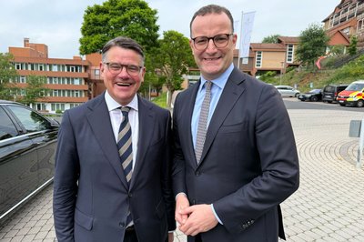 Hessens Ministerpräsident Rhein (CDU, l.) und Unionfraktionschef Spahn stellen sich auf dem Landesparteitag der hessischen CDU hinter Kanzler Merz.