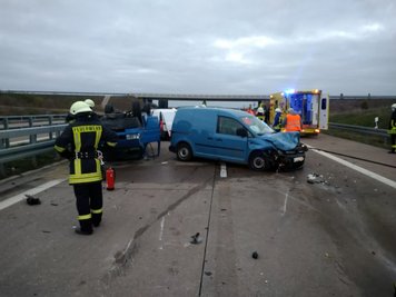Vier Verletzte und hoher Sachschaden sind die Bilanz eines Unfalls am Mittwochmorgen auf der A72 bei Rochlitz.