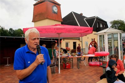 Uli Mikulcak moderierte das Wasserballspiel der Kinder.