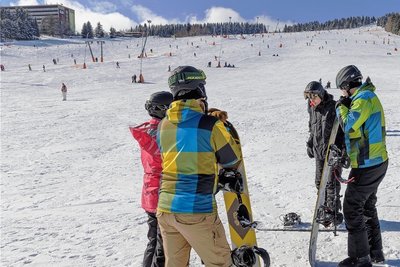 Der Fichtelberg war am Samstag fest in der Hand der Wintersportler. Kaiserwetter sowie der Ferienbeginn in Sachsen und Sachsen-Anhalt sorgten für einen riesigen Ansturm. 