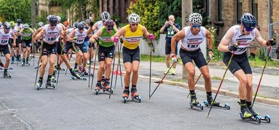Beim Massenstart am Sonntag ging es für die Herren 15 Kilometer lang über die Straßen Blankenburgs - auch für Luca Petzold (rechts). 