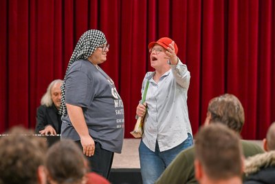 Die Theatergruppe der Lebenshilfe Reichenbach, spielte das Märchen „Rotkäppchen“, links der Wolf.