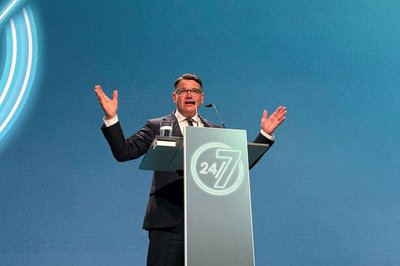 "Wir brauchen nicht weniger Merz, wir brauchen mehr Merz": Ministerpräsident Rhein stärkt dem Kanzler in seiner Rede auf dem Parteitag den Rücken.