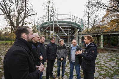 Am Musikpavillon auf der Chemnitzer Schlossteichinsel trafen Aktivisten der Bürgerinitiative auf Baubürgermeister Michael Stötzer (rechts).