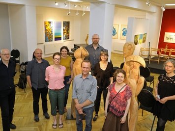 Neun Frauen und Männer aus der Künstlergruppe "Decagon" haben sich am Sonntagnachmittag in Meerane getroffen. 