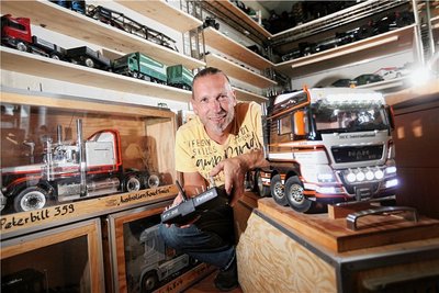 Das Laster mit den Lastern: Der MAN im Maßstab 1:13,5 (rechts im Bild) hat so viel Kraft, dass Robert Reinke seinen damals einjährigen Sohn in der Kippermulde des Sattelaufliegers chauffiert hat. 