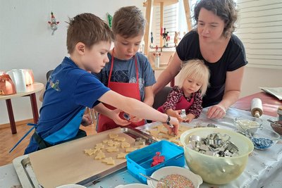 Malte sowie Richard, Victoria und Susann Hüttinger (v. l.) stachen Plätzchen aus und verzierten sie anschließend.