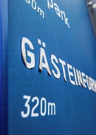 Auf einigen der Tafeln löst sich jetzt die Schrift ab. 
