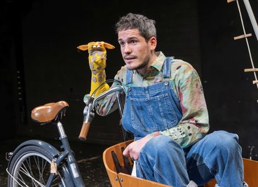 Fabian Vogt im Kinderstück "Hey Hey Hey Taxi". 