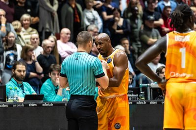 DEANDRE LANSDOWNE: Der Anführer zerrte an den Ketten, holte nur zwei Tage nach seinem Galaauftritt gegen Oldenburg besonders in Sachen Laufarbeit alles aus sich heraus. Hatte bei einigen unglücklichen Schiedsrichterentscheidungen gegen ihn auch Pech, musste so schon zeitig in den Zweikämpfen ein wenig auf die Bremse treten. Note: 2.