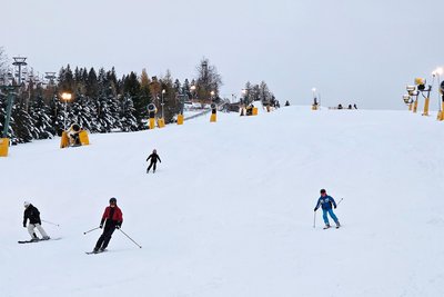 Skifahren in Eibenstock: Der Saisonauftakt in der Skiarena war Ende November. Derzeit läuft der Skibetrieb weiter.