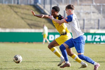 VFC-Stürmer Isaac Eichie (links) schied im Heimspiel gegen Krieschow nach nur 13 Minuten Spielzeit verletzt aus. Jetzt steht die Diagnose fest.
