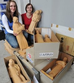 
              <p class="artikelinhalt">Noch unter Verschluss sind die Figuren zum Ausgestalten für die Kapelle im ehemaligen Frauengefängnis Hoheneck zum Besuch des Bundespräsidenten. Rebekka Anton und Nicki Bergmann aus der Stollberger Stadtverwaltung bewahren sie derzeit im Rathaus auf.  </p>
            