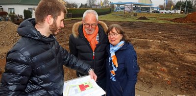 Die Geschäftsführer Patrick Lang (l.) und Michael Müller erklären Wirtschaftsförderin Andrea Beres das Wohnbauprojekt.
