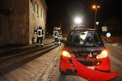 Der Smart prallte beim Abbiegen von der Oberlungwitzer Straße in die Goldbachstraße an die Hauswand.