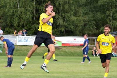Schönecks Tom Schulz bejubelt seinen Treffer zum 4:1 gegen Marienberg, rechts Tobias Grill. Kann der VfB am Sonntag feiern?