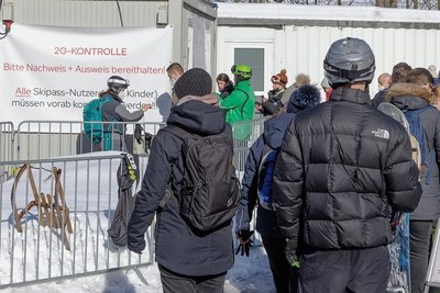 Die 2G-Kontrolle für Skipassinhaber in Oberwiesenthal ging schnell über die Bühne und störte kaum einen.