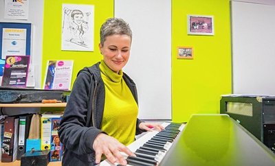 Gesangscoach Susan Schneider unterstützt Marlon bei den Vorbereitungen. Sie ist auch künstlerische Leiterin des Talentfestes. 