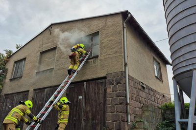 Ein Feuer in einem Haus, dazu ein Verkehrsunfall. Das kombinierte die Feuerwehrübung in Schweikershain.