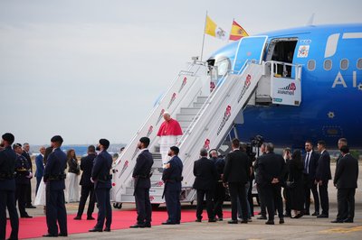 Auf dem Flughafen von Madrid wurde Leo XIV. von Spaniens König Felipe VI., dessen Frau Königin Letizia, und Regierungschef Pedro Sánchez begrüßt.
