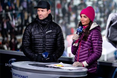 TV-Experte Sven Hannawald analysiert wie hier in Klingenthal an der Seite von Lea Wagner die Skisprung-Weltcups in der ARD.