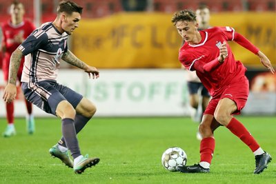 Lukas Eixler (rechts im Duell mit Halles Niclas Stierlin) will mit dem FSV Zwickau weiter nach oben.