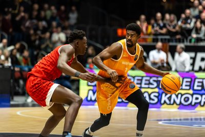 VICTOR BAILEY: Wie all seine Mitspieler in der Defensive gefordert, was zu Lasten der Offensive ging. Fügte sich gut ins Kollektiv ein, konnte jedoch kaum entscheidende Akzente setzen. Als Backup für Spielmacher Lansdowne kann und muss da noch mehr kommen. Note: 2-.