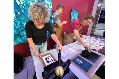 In drei Monaten ist Weihnachten: Dana Kaiser (l.) druckte am Stand der Kunsthalle Vogtland eine Tannenbaumkarte.