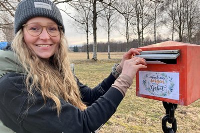 So wie Denise Vogel dürfen Wanderer Gebetsanliegen in den Briefkasten des Osterpfades einwerfen. Sie werden von der Evangelisch-Freikirchlichen Gemeinde bedacht.