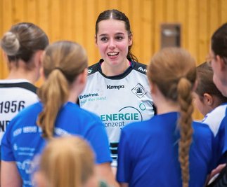 Wiedersehen: Weißenborns Rückraumspielerin Julia Kiulies hatte sich direkt nach dem Abpfiff noch zu einem Plausch mit ihren Schülerinnen getroffen.  