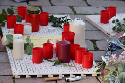 Blumen und Kerzen erinnerten an die 38-jährige Frau, die im September getötet wurde.