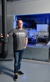 Hans-Peter Wilfer vor seinem Firmen-Blockheizkraftwerk.