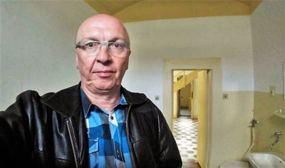 Falk Mrázek, Journalist, unternahm als 17-Jähriger einen Fluchtversuch am Brandenburger Tor. Zu 14 Monaten Haft verurteilt, wurde er 1979 über das Kaßberg-Gefängnis in die Bundesrepublik freigekauft. Er lebt und arbeitet heute in Nordrhein-Westfalen. Über seine Erfahrungen berichtet er im Buch "Erwachsenwerden hinter Gittern" (Leipzig, 2020).