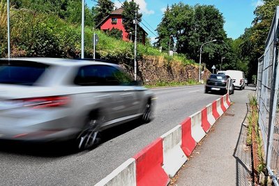 Einschränkungen wie auf der Burgstädter Straße in Mittweida, seit knapp einem Jahr auch noch mit Ampelregelung, begründet der Landkreis mit dem fehlenden Ausbau der Staatsstraße in der Stadt. "Es bewegt sich nichts", kritisiert Landrat Matthias Damm am Ende seiner Amtszeit die Zusammenarbeit mit dem Landkreis. 