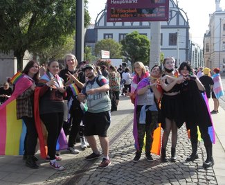In echter Feierlaune präsentierten sich im vergangenen Jahr viele Gäste des ersten Christopher-Street-Day in Zwickau. 