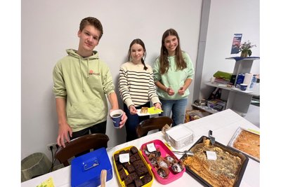 Liam, Judith und Heidi, Zwölftklässler des Goethe-Gymnasiums, boten im 3. Obergeschoss selbstgebackenen Kuchen und Kaffee an.