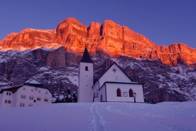 Abends leuchten die Felsen rot, was als Dolomiten-Leuchten bezeichnet wird.