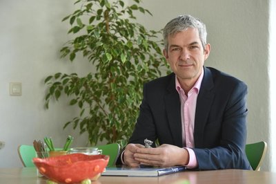 Volkmar Zschocke, gelernter Werkzeugmacher und Sozialarbeiter, engagierte sich zu DDR-Zeiten in oppositionellen Kreisen und gründete nach der Wende die Grünen in Chemnitz mit. Der Stadtrat und Landtagsabgeordnete von Bündnis 90/Die Grünen gehört zu den Initiatoren des Vereins Lern- und Gedenkort Kaßberg-Gefängnis. (