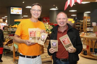 Andre Döhring (r.) Mitgesellschafter des Regional-Marktes Oederan, begrüßte zum Herbstfest auch Matthias Quendt aus Dresden mit seinen Naturerzeugnissen.