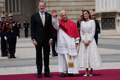 Das spanische Königspaar empfing Papst Leo XIV. anschließend im Königspalast in der Hauptstadt Madrid.