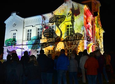 So hat man das Gellert-Museums Hainichen noch nie gesehen wie zur Performance mit Lichtbildern am Samstagabend. 