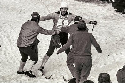 Schlussläufer Gert-Dietmar Klause wird bei der WM 1974 in Falun von seinen Staffelkollegen Gerhard Grimmer, Gerd Heßler und Dieter Meinel im Ziel empfangen.