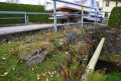 Blick auf und unter die Brücke Untere Hauptstraße 98 in Mühlau.