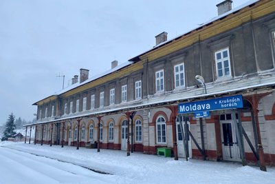 Der Bahnhof Moldava (Moldau) in rund 780 Metern Höhe. Der einstige Grenzbahnhof auf der seit 1945 unterbrochenen Erzgebirgsquerung hat einen neuen Investor.